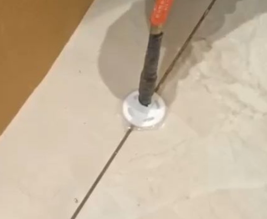 安宁瓷砖空鼓维修公司专业解答瓷砖在铺贴过程中，如果没有涂抹均匀到位的粘结材料（如水泥砂浆或瓷砖胶），可能会导致以下问题