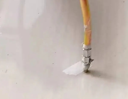 安宁瓷砖空鼓维修公司专业解答在瓷砖铺贴过程中，如果使用的砂料过粗（如全部使用了粗砂），可能会导致以下问题